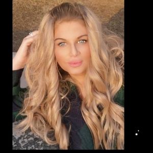 Front lace   loose Waze. Blond wig. Darker root